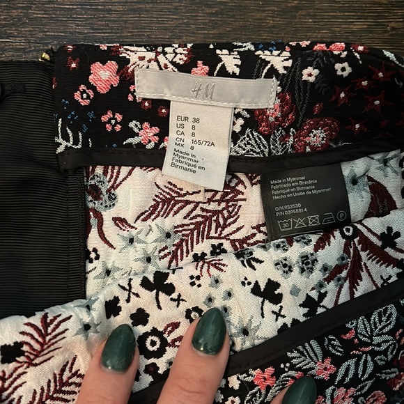 H&M floral high waisted mini skirt - Picture 2 of 3